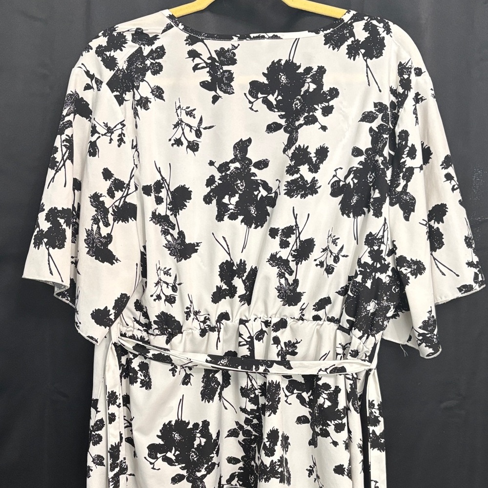 🖤Black and White Floral Women's V neck shirt🖤 - Picture 6 of 7